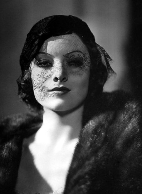 "Todo el lujo de la vida es exigido y sostenido por la mujer"